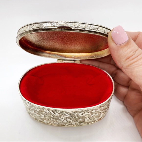 Small vintage oval trinket/jewelry box - Picture 3 of 5